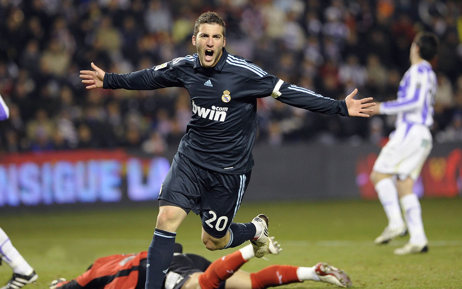 维尼修斯复出首秀出彩，新疆男篮主场小胜利雅得新月，豪取22连胜